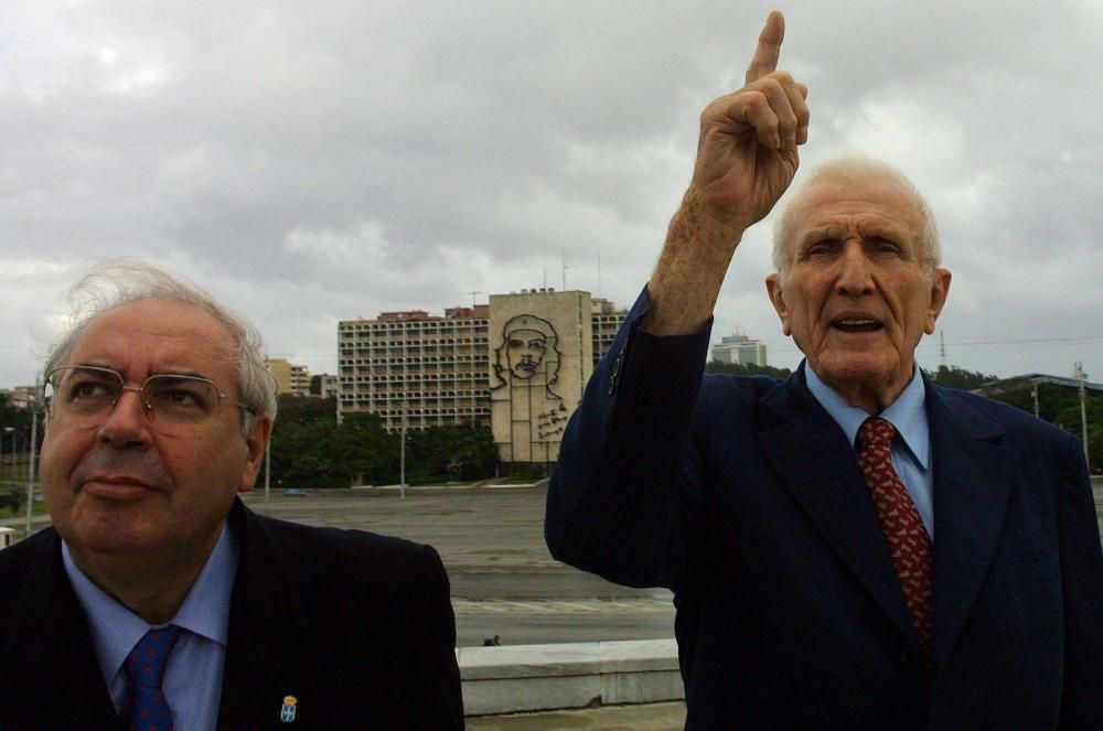 1.NOV.2001. EL VICEPRESIDENTE JOSE RAMON FERNANDEZ LE MUESTRA AL PRESIDENTE VICENTE ALVAREZ ARECES EL MONUMENTO A MARTI CON EL RETRATO DEL CHE A SUS ESPALDAS EN LA PLAZA DE LA REVOLUCION.