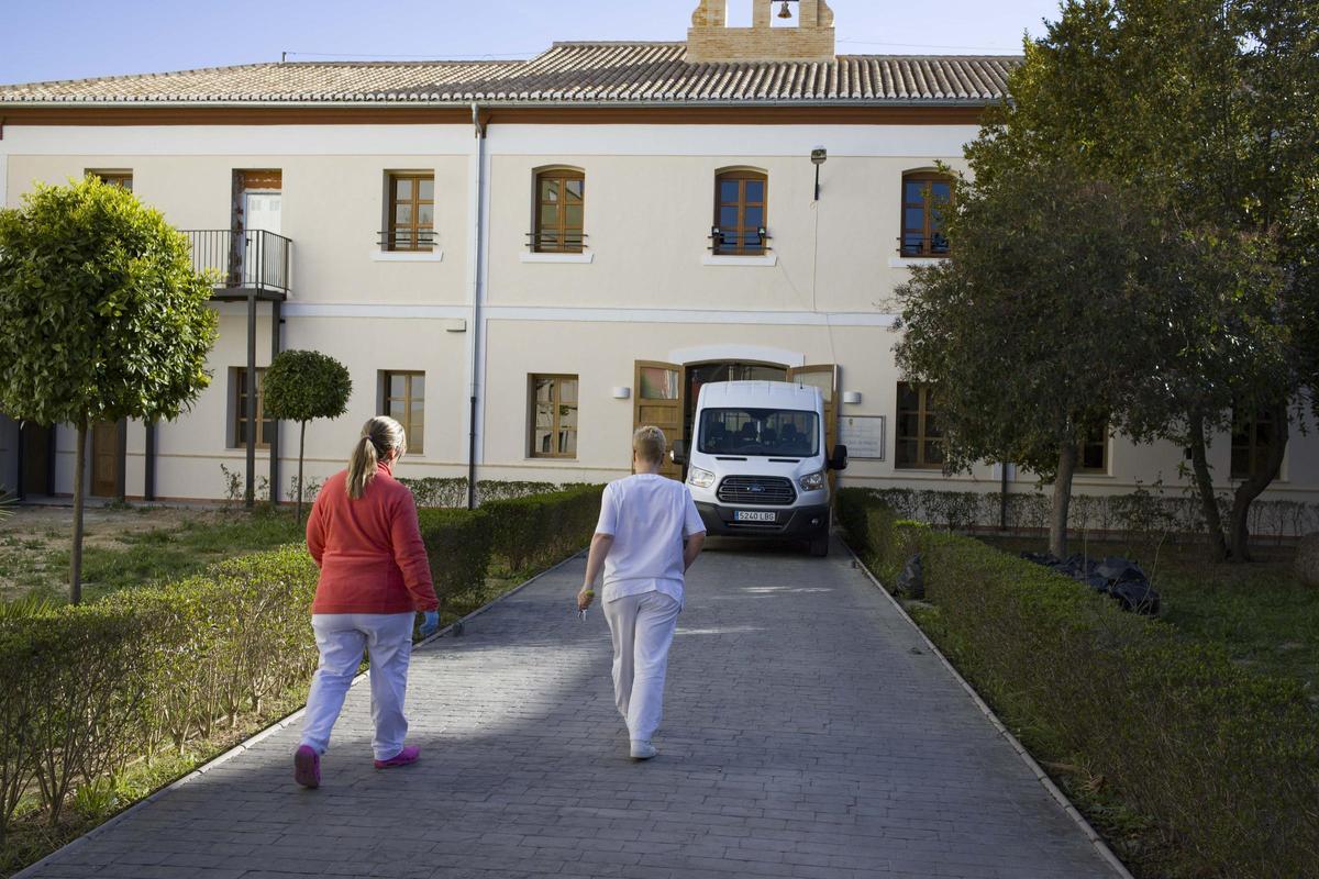 Dos profesionales acceden al ccentro de día de l'Olleria, en una imagen de archivo.
