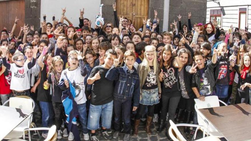 Los menudos rockeros, ayer, antes de entrar en el teatro Guiniguada a disfrutar de &#039;Historia del rock and roll&#039;. | josé carlos guerra