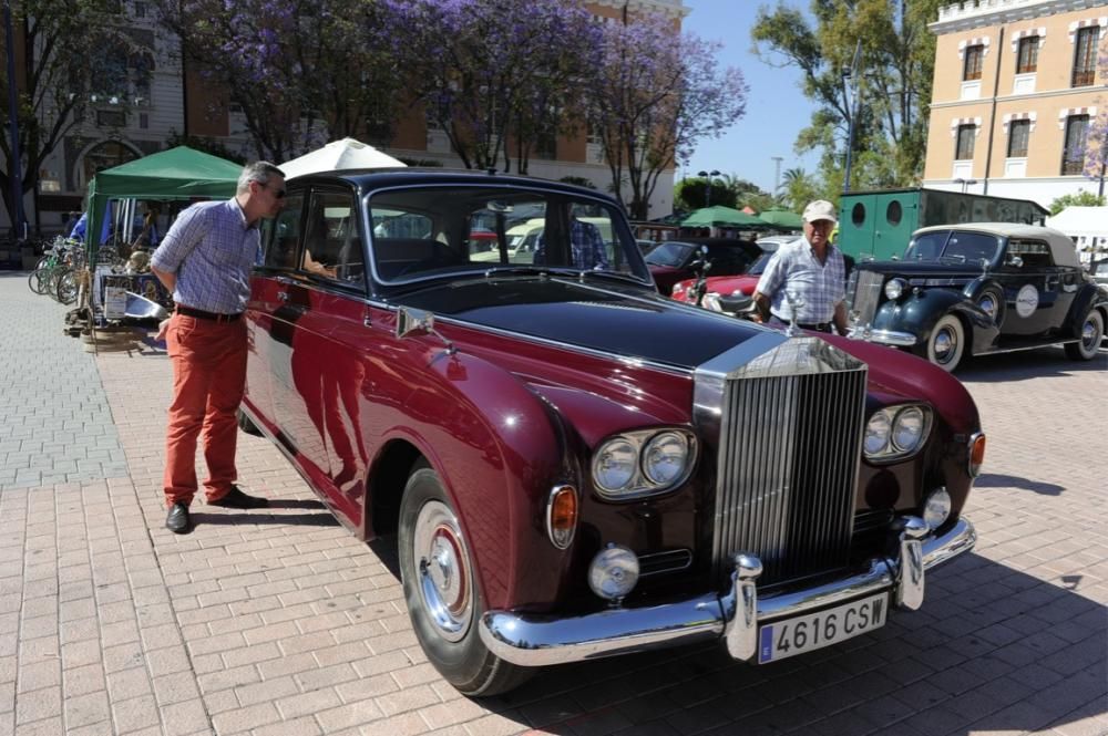 Lo coches antiguos conquistan  el Cuartel de Artillería