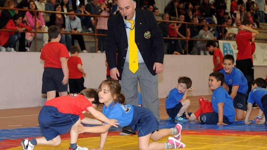 Competición de lucha en el polideportivo, cuyos vestuarios serán mejorados. // Bernabé/Javier Lalín