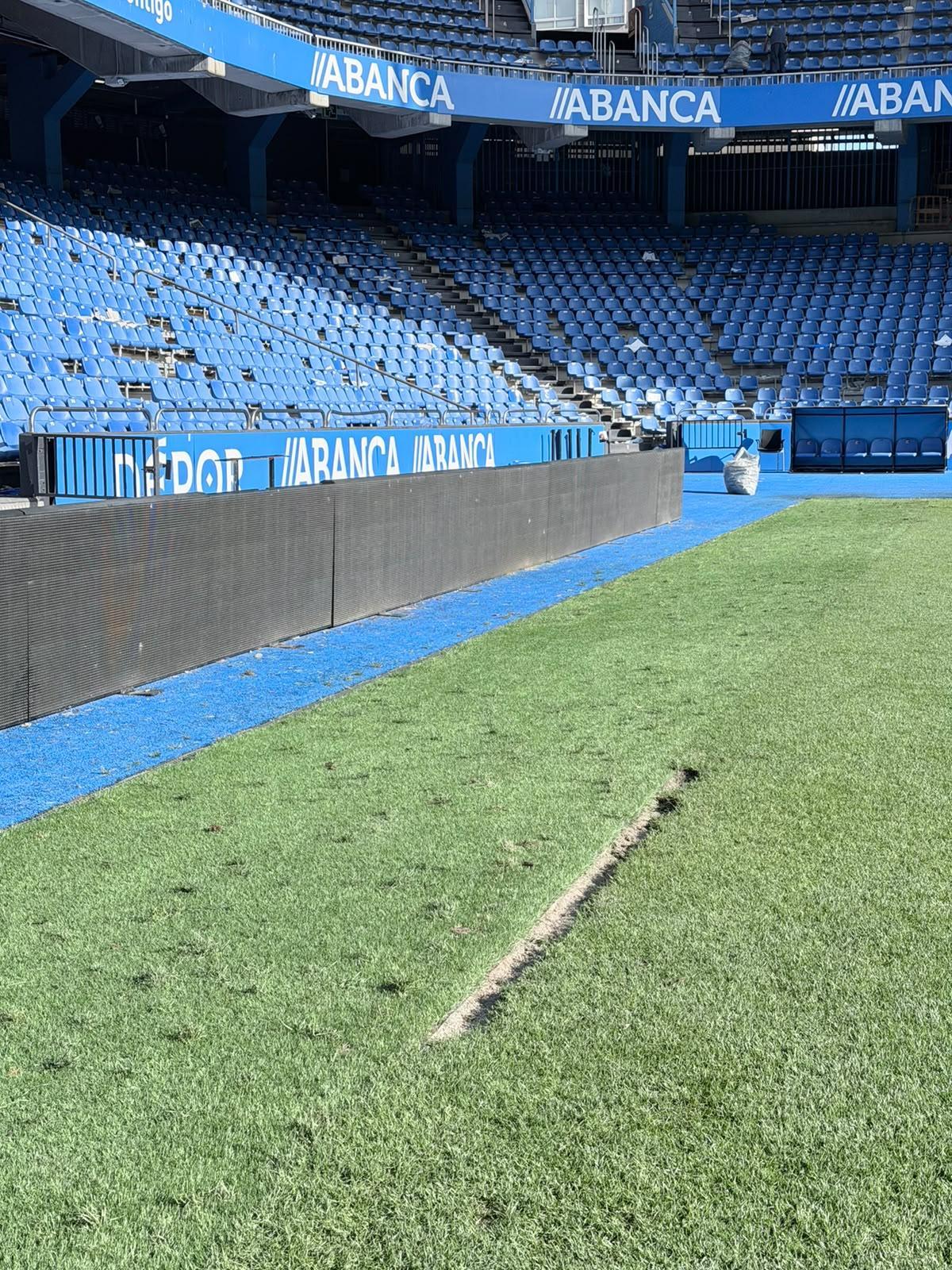 Destrozos en el estadio de Riazor en la fiesta del ascenso: 750 asientos arrancados y césped quemado
