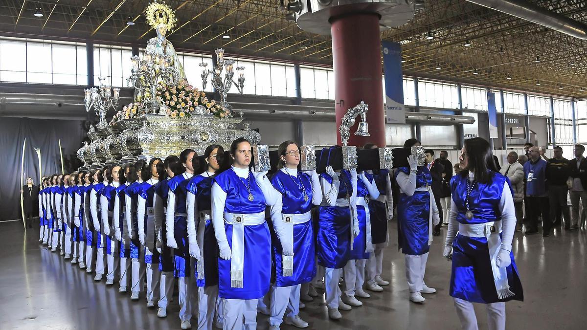 Entrada de la Virgen de la Asunción en el pabellón donde se celebra la feria Lux Mundi.