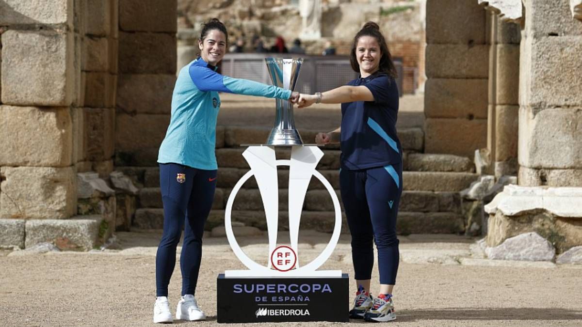 Marta Torrejón y Eizaguirre, las capitanas de Barça y Real, con el trofeo