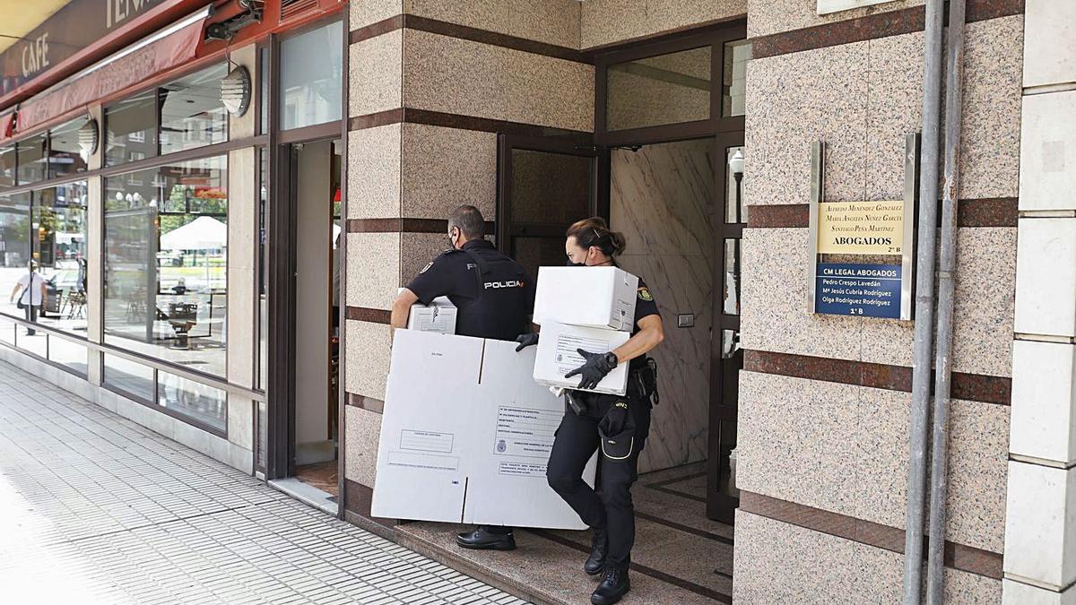 La Policía Nacional, recogiendo pruebas del portal de la calle Pedro Duro en el que fueron detenidos los cuatro investigados por la supuesta violación del Carmen. 