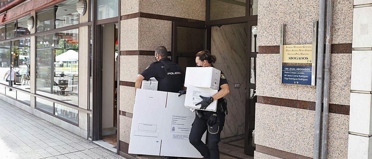 La Policía Nacional, recogiendo pruebas del portal de la calle Pedro Duro en el que fueron detenidos los cuatro investigados.