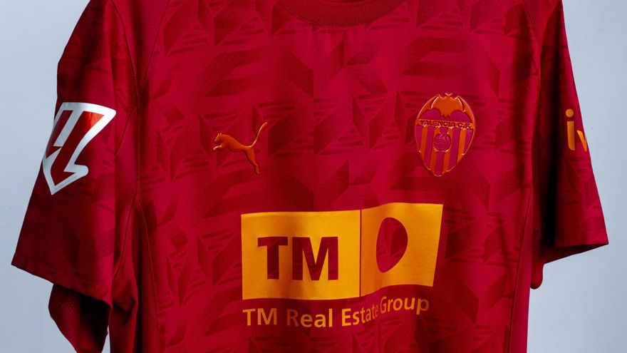 Así es la camiseta del Valencia en rojo 'Torino'