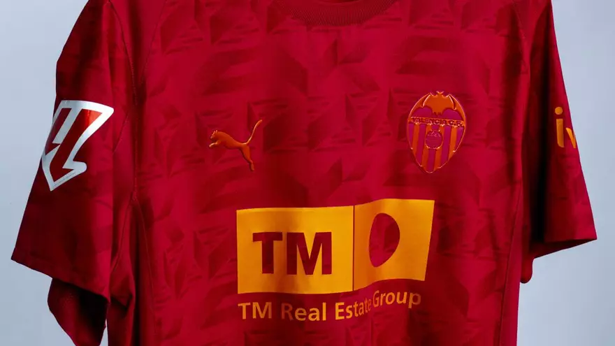 Así es la camiseta del Valencia en rojo 'Torino'