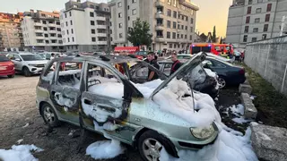 Una explosión en un coche abandonado genera daños en otros tres en el barrio de San José