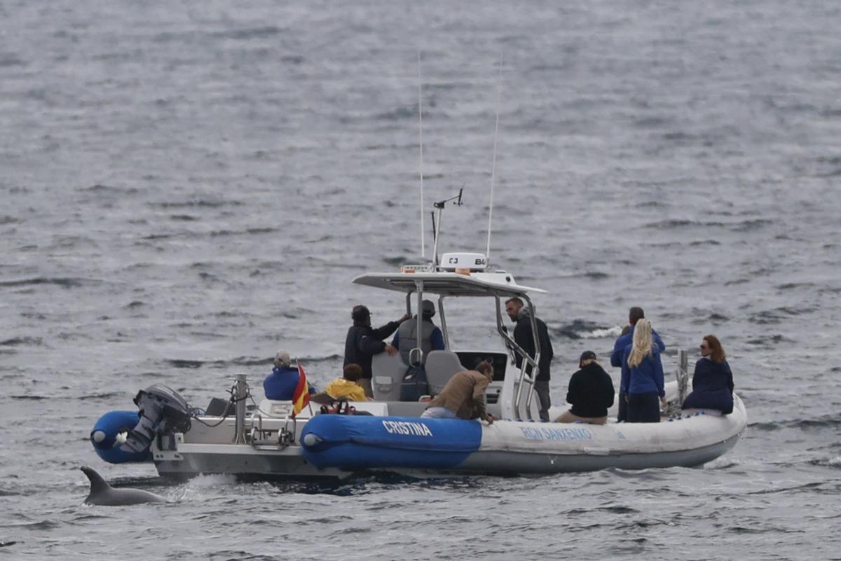El rey emérito Juan Carlos navega en Sanxenxo mientras prepara su participación en la regata que lleva su nombre
