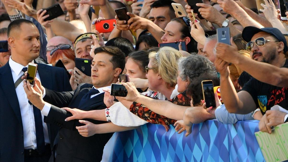 zentauroepp48243899 ukrainian president elect volodymyr zelensky takes selfie pi190520094212