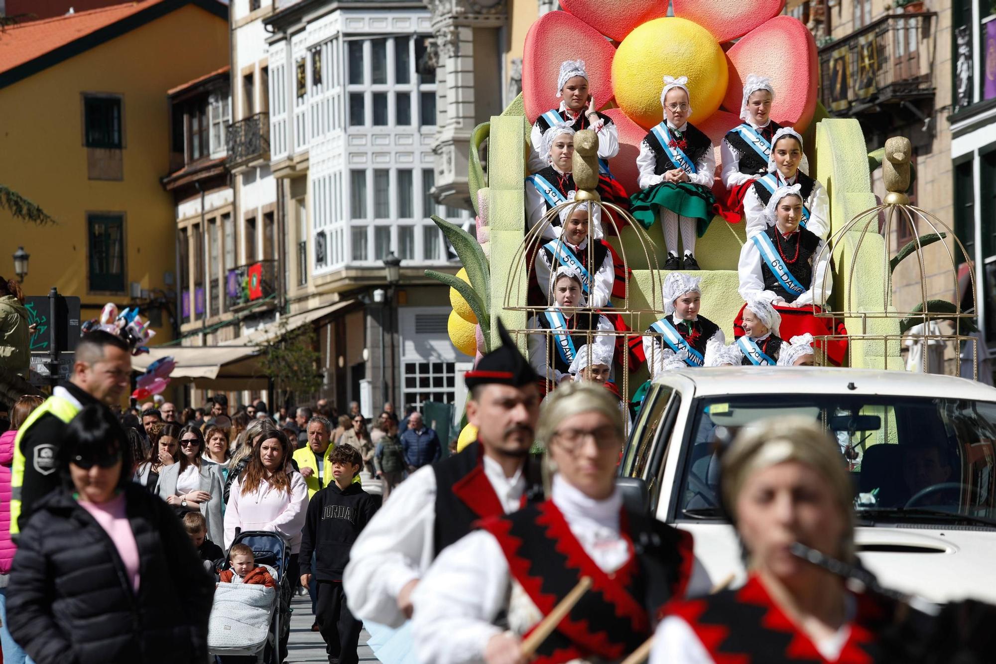 EN IMÁGENES: El multitudinario desfile de carrozas de El Bollo en Avilés