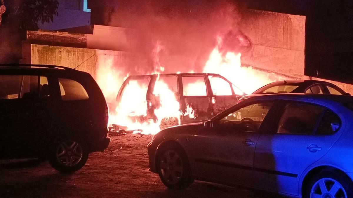 INCENDIO COCHE VIGO : Un hombre arriesga su vida en Vigo para salvar su  coche, aparcado al lado de otro en llamas