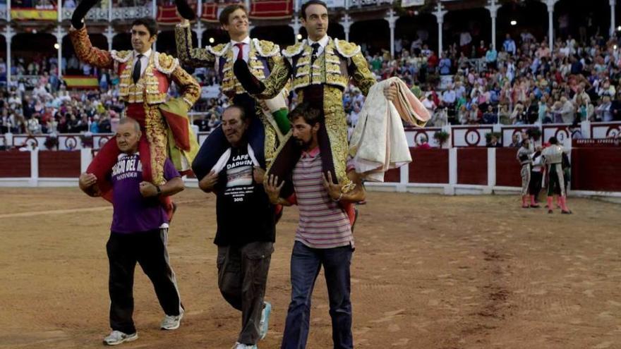 Desde la izquierda, Perera, El Juli y Ponce saliendo a hombros del ruedo de El Bibio el pasado año.