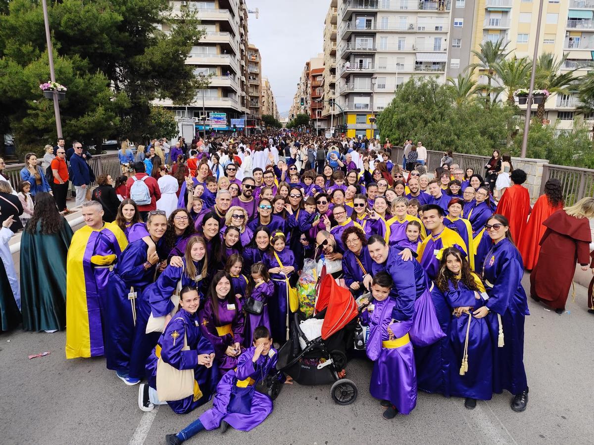Cofrades del Nazareno de Elche hacen piña para una foto de familia reciente