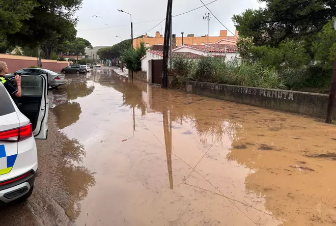 Les imatges de la forta tromba d'aigua que ha inundat diversos carrers i cases a l'Escala