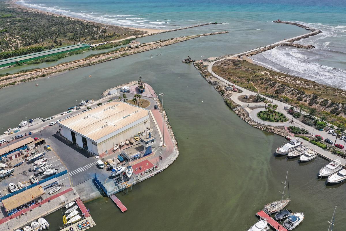 En el extremo derecho de la foto, el dique sur del puerto de Guardamar, en desembocadura del cauce nuevo del Segura