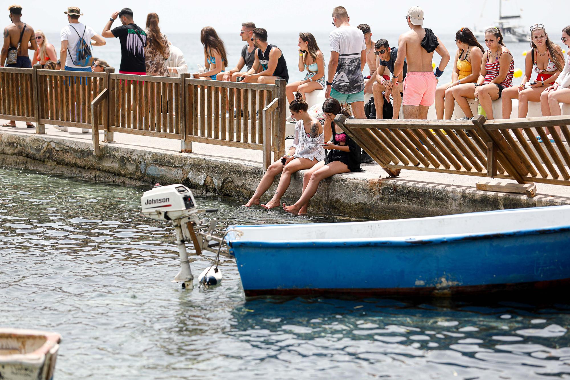 Los ‘party boats’ esquivan la ley contra el turismo de borrachera y sirven barra libre en Ibiza