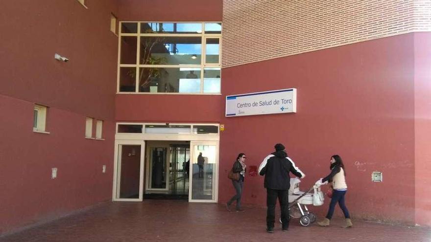 Usuarios acceden al centro de salud de Toro para acudir a consulta con su médico.