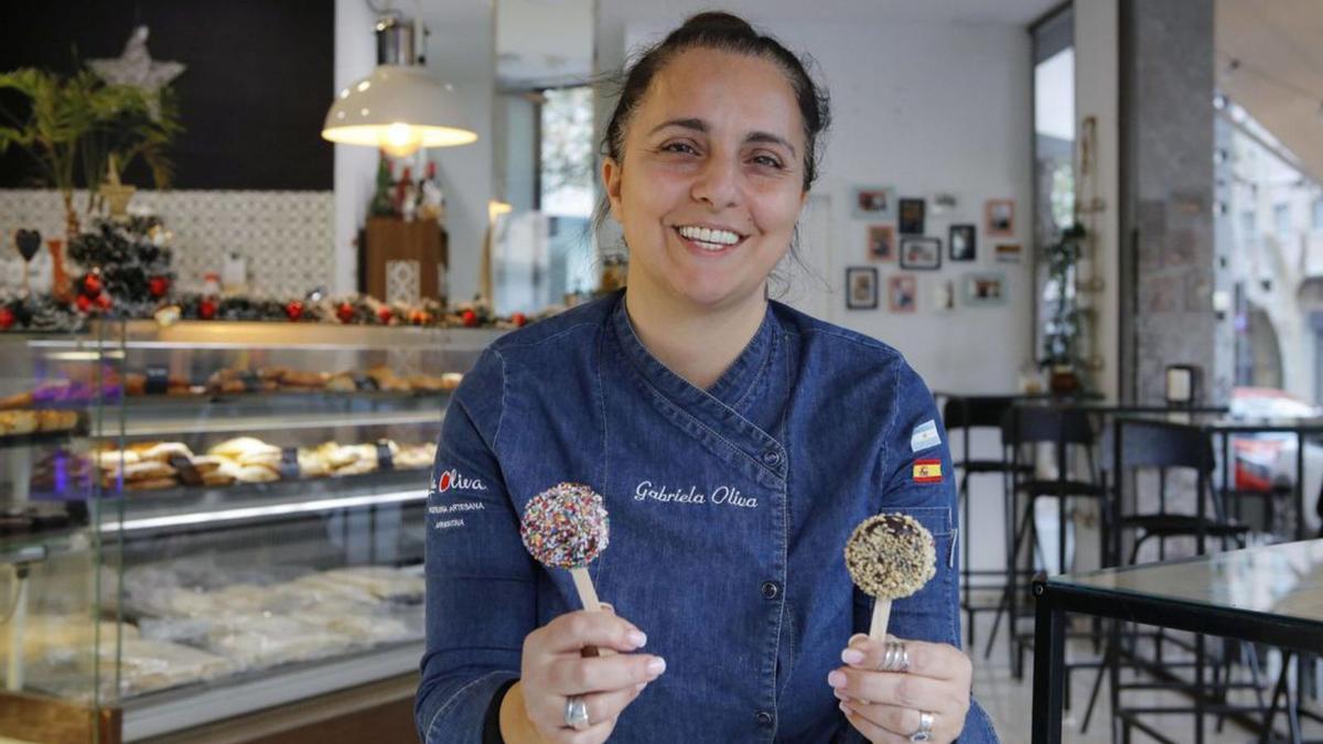 Gabriela Oliva vom La Oliva. Ihre Spezialität sind „alfajores“ (li.).  | F.:  N. B.