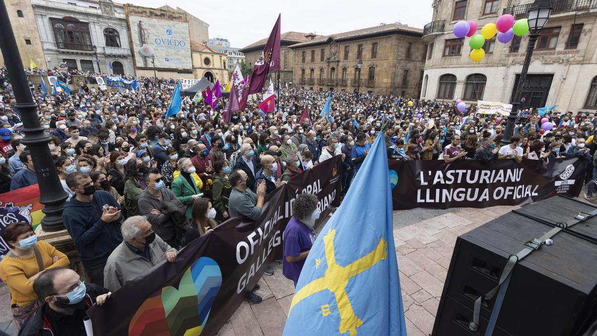 Los partidarios de la cooficialidad del asturiano se manifiestan en Oviedo