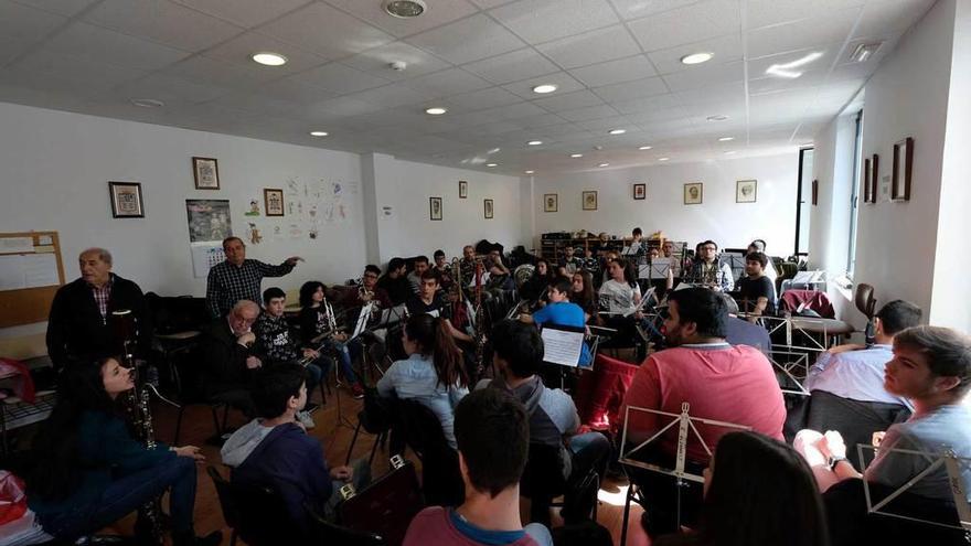 Ramón del Llano y Fermín Álvarez, durante su tenso cambio de impresiones con los músicos.