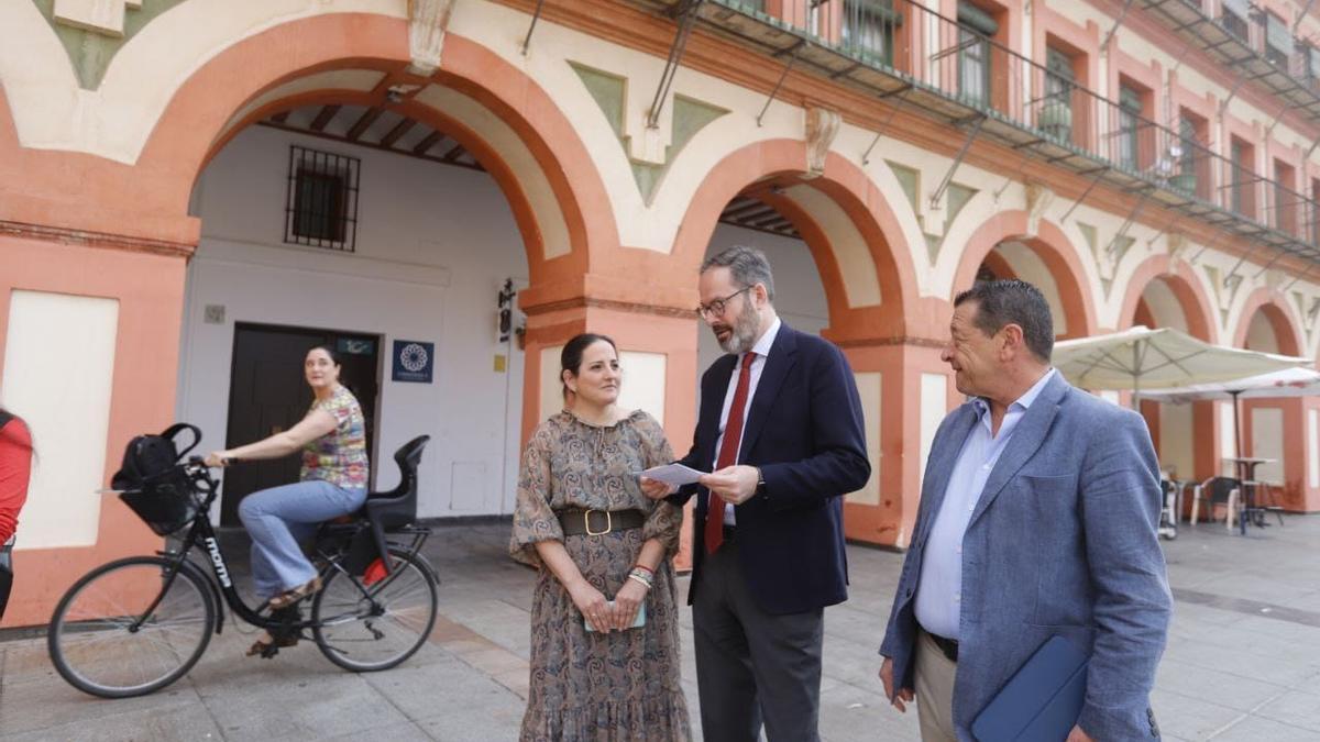 Adolfo Molina y María del Carmen Granados, en la presentación de la rehabilitación energética de 27 viviendas de la plaza de la Corredera.