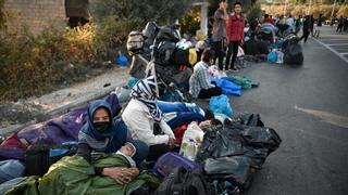 Los refugiados de Moria: la noche bloqueados en el asfalto