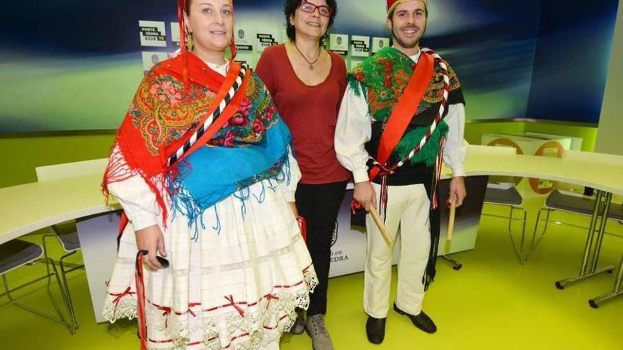 Bailarines de Trépia, con sus vistosas ropas y paños, con la concejala de Fiestas. // Gustavo Santos