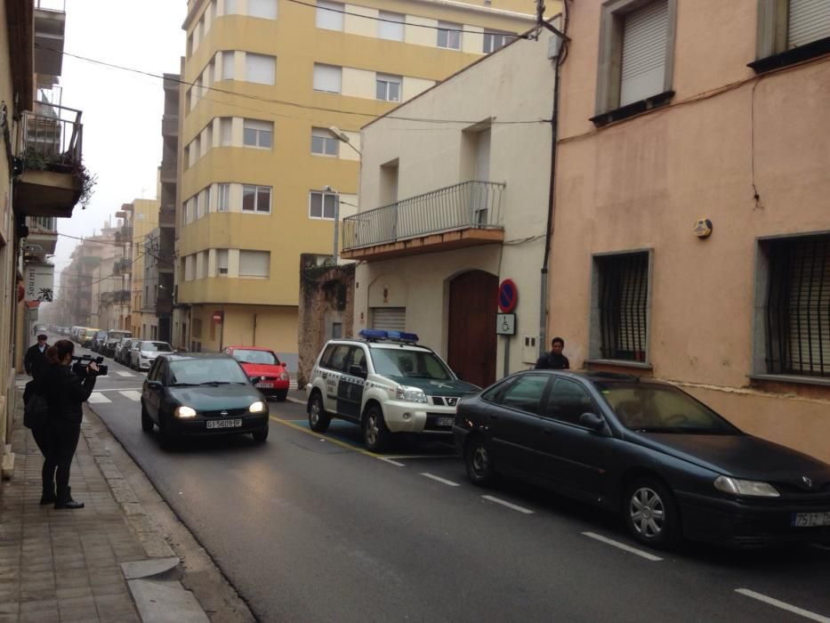 La Guàrdia Civil durant l'operatiu al carrer Pujades de Figueres