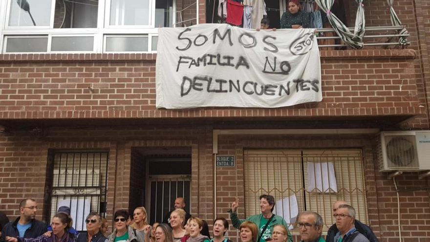 Paralizan el desahucio de 4 familias del mismo edificio en Orihuela