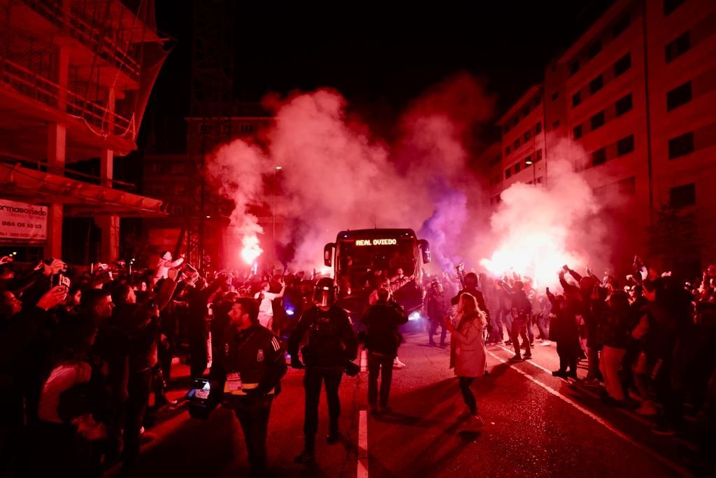 Las aficiones del Oviedo y el Sporting calientan motores antes del derbi