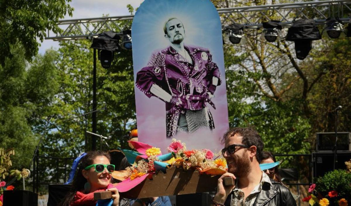 Edición de la romería Hurra! con Tino Casal como «santo» elegido.