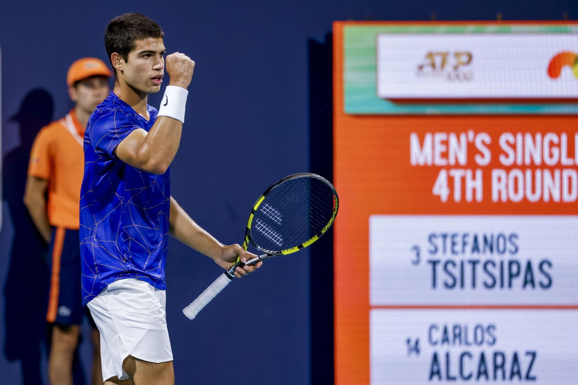 Carlos Alcaraz celebra un punto ante Tsitsipas.