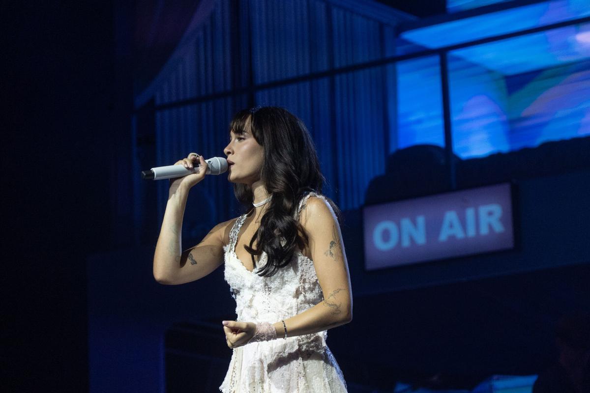 Aitana dejó entrar a su ‘Cuarto Azul’ a miles de personas que abarrotaron el recinto coruñés para disfrutar de una noche muy especial llena de pancartas y abanicos