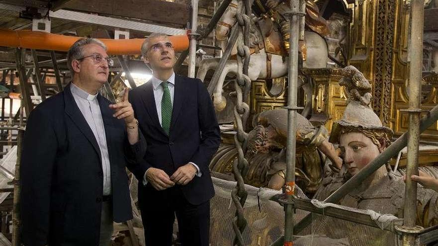 Daniel Lorenzo y Francisco Conde contemplan los trabajos en torno al baldaquino de la catedral. // FdV