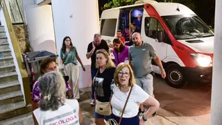 Un convoy logra entrar en Cabezabellosa y rescata a los 19 vecinos atrapados, que están a salvo, pero el fuego no cesa