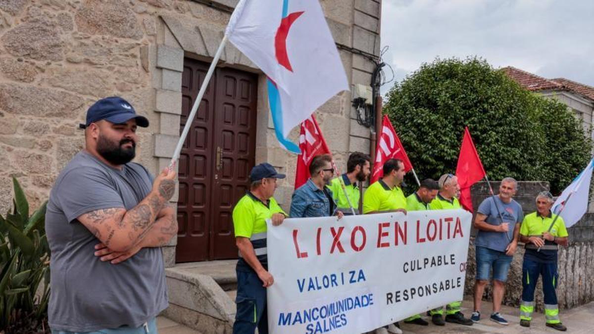 Trabajadores de Valoriza a las puertas del Concello de Meis.