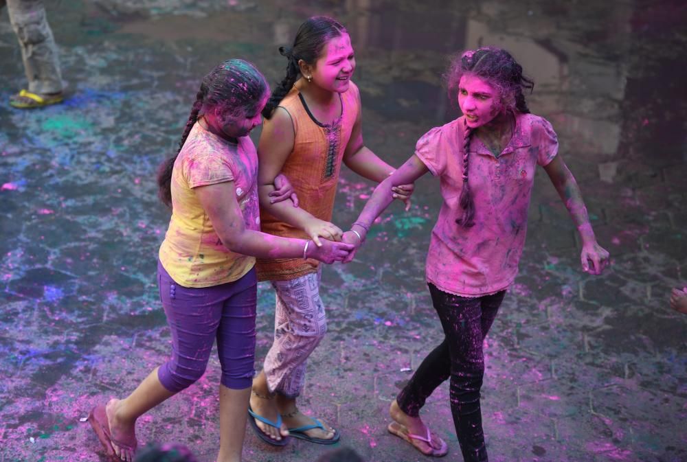 La India da la bievenida a la primavera con el tradicional festival Holi