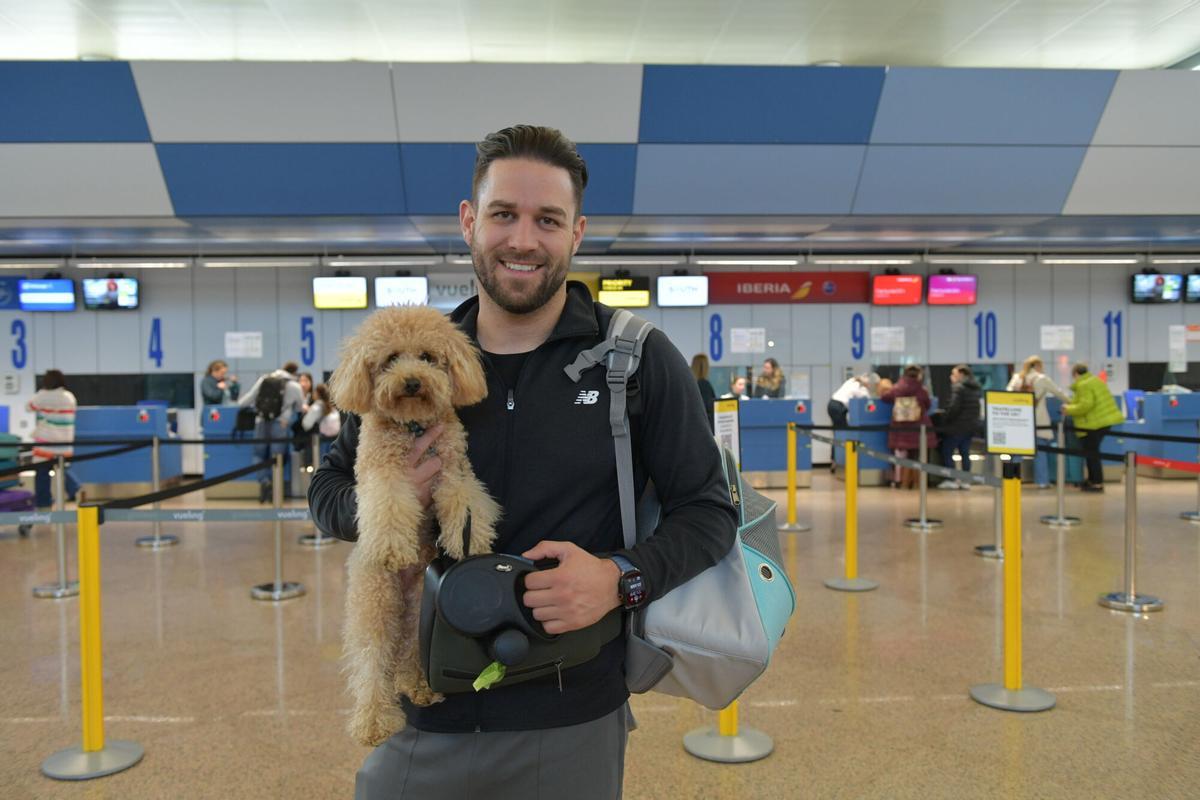David y su perro Coco en el Aeropuerto de Alvedro