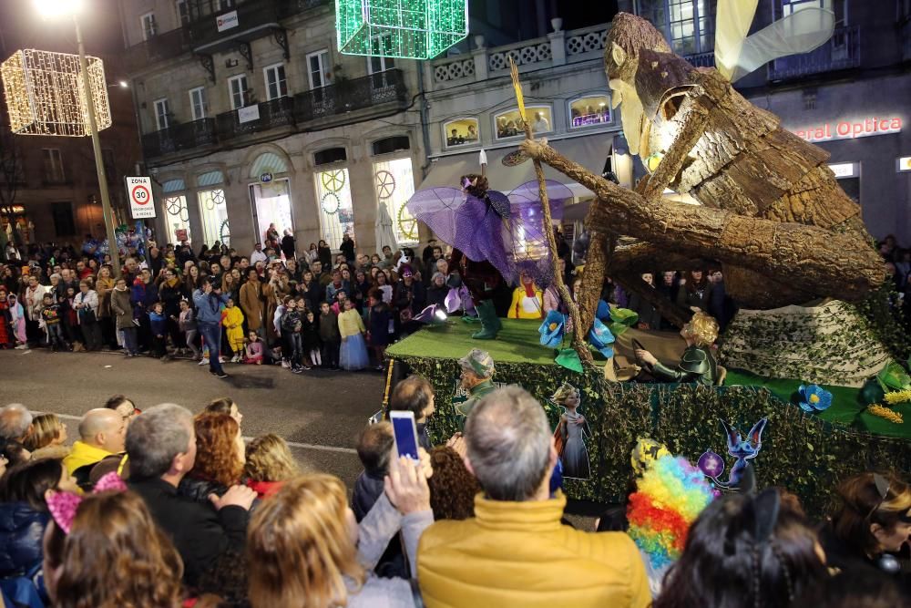 Miles de personas se congregan en el centro de la ciudad para seguir la marcha de las 28 agrupaciones que desfilaron entre Isaac Peral y la Porta do Sol.