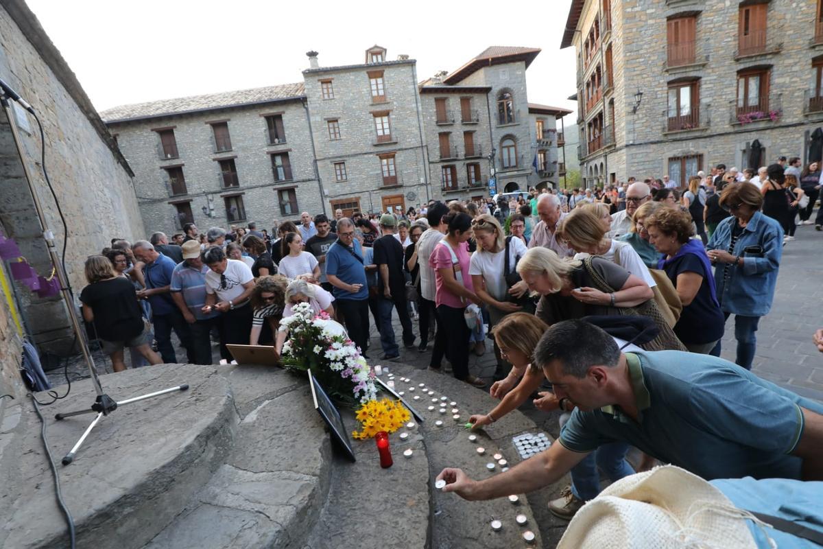Minuto de silencio en Boltaña por el asesinato del hijo de un miembro de La Ronda de Boltaña