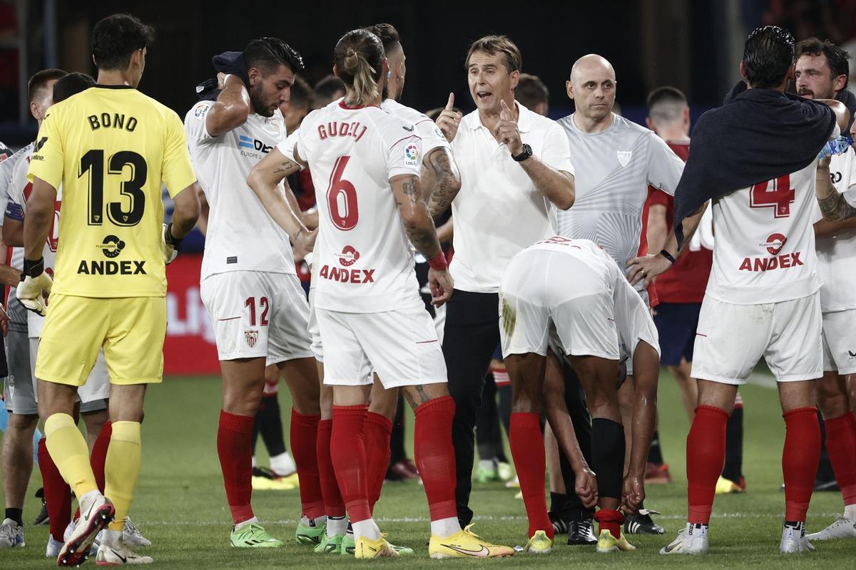 PAMPLONA, 12/08/2022.- El entrenador del Sevilla FC Julen Lopetegui (c) da instrucciones a sus jugadores en la pausa de hidratación durante el encuentro correspondiente a la primera jornada de LaLiga entre CA Osasuna y Sevilla FC, este viernes en el estadio de El Sadar, en Pamplona. EFE/ Jesús Diges