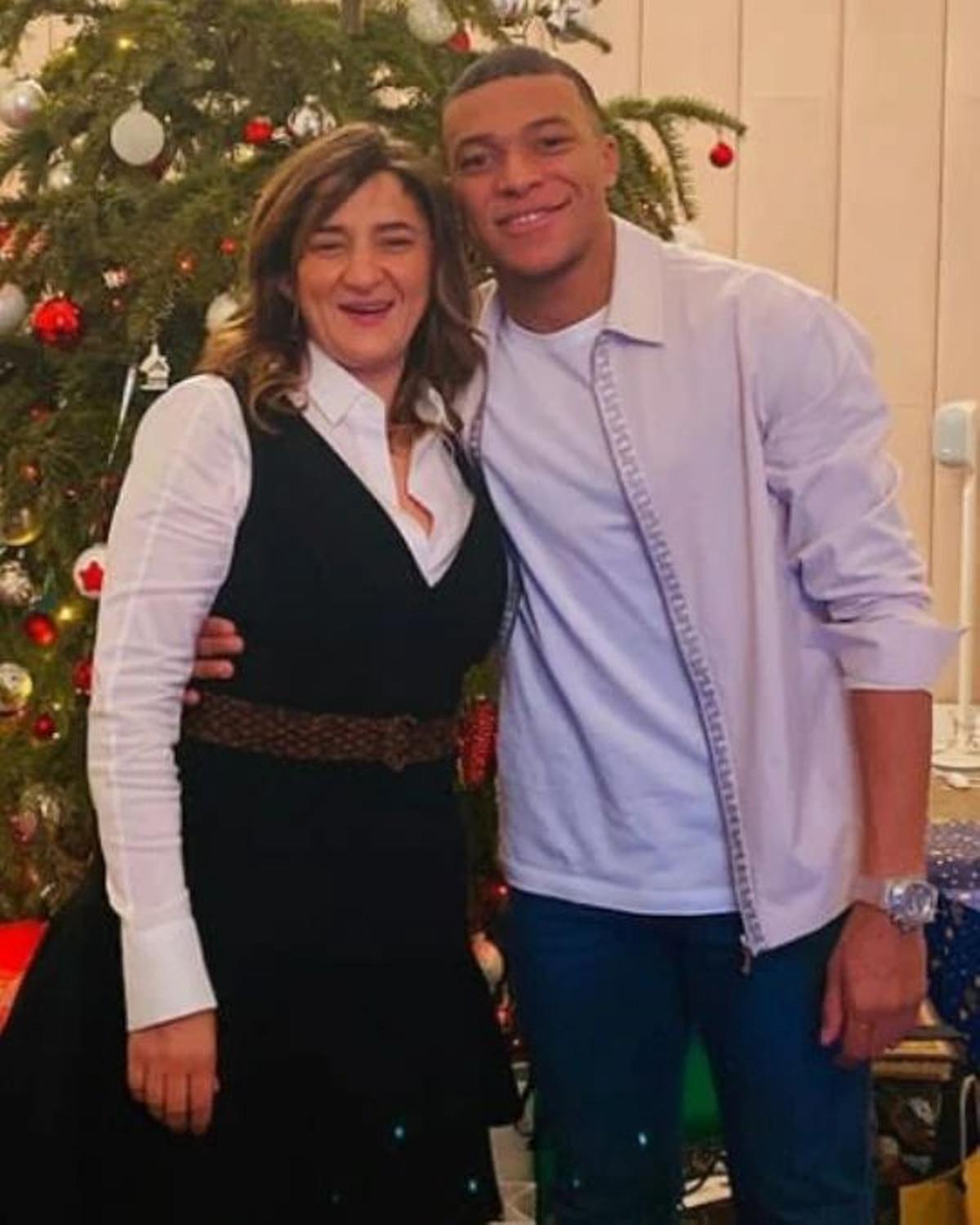 Kylian Mbappé junto a su madre y agente, Fayza Lamari