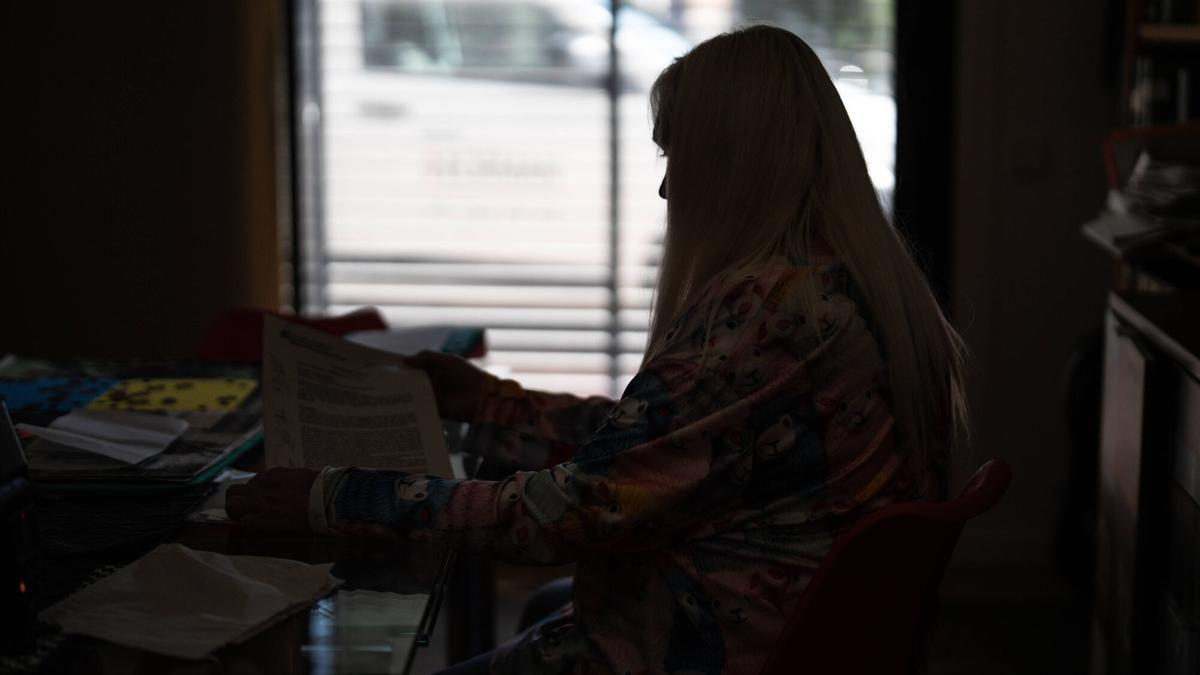 Una de las personas afectadas por las presuntas estafas del notario Sergio González, retratada de espaldas para preservar su identidad, en Barcelona, el 8 de octubre de 2025.