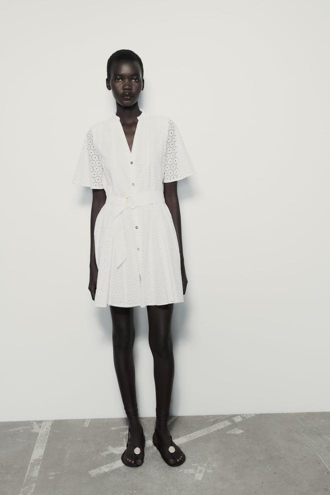 Vestido blanco mini de manga corta con bordados perforados de Zara
