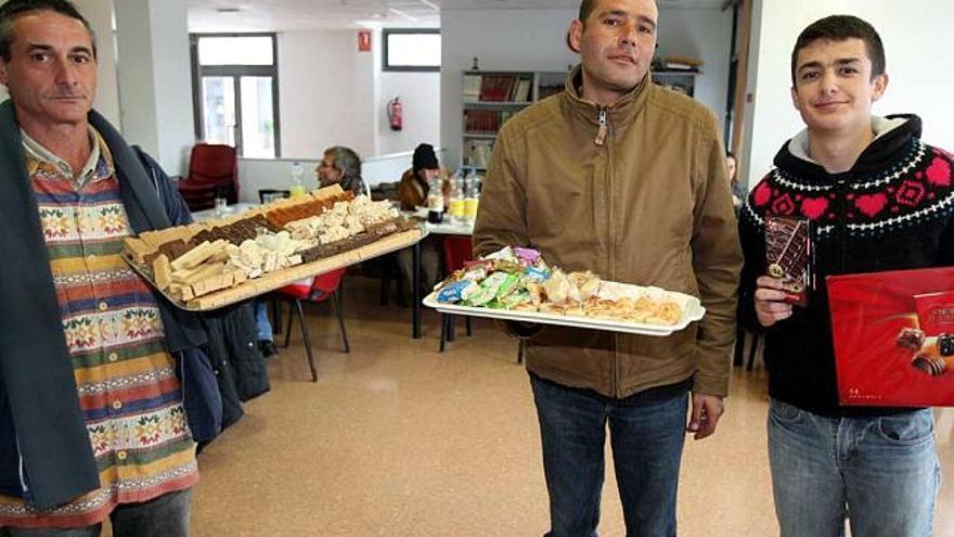 En la comida especial de Navidad que ayer se realizó en el albergue de Cáritas de Elche no faltaron los dulces y la fruta