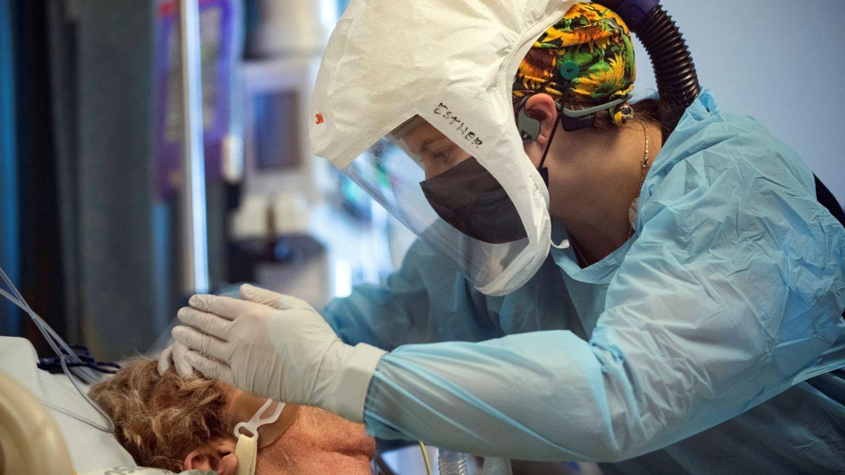 Un sanitario atiende a un enfermo de covid-19.