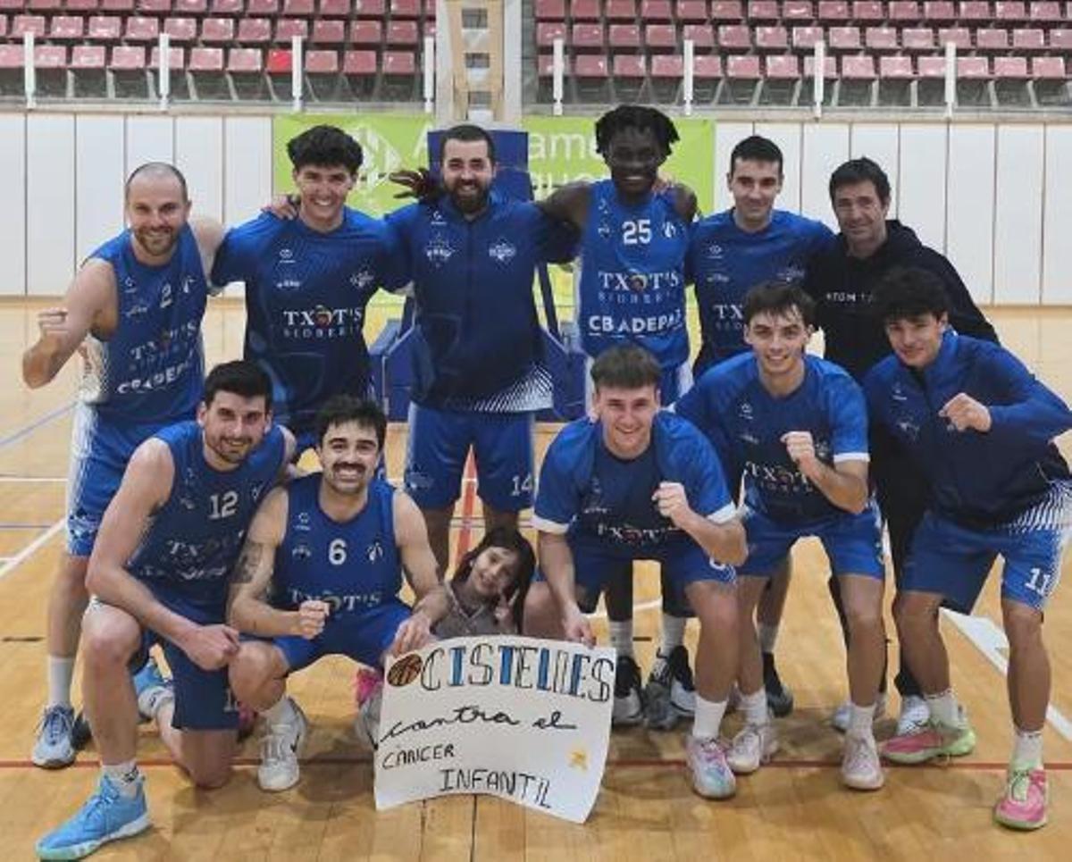 El sènior de l'Adepaf Txots celebra la victòria de l'última jornada.