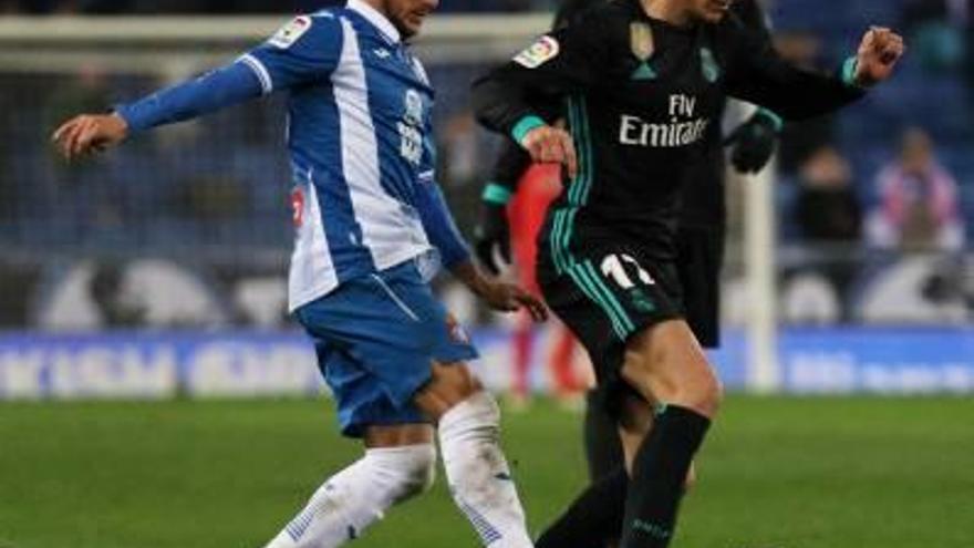 Lucas Vázquez lluita per una pilota amb Piatti.